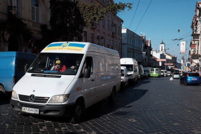 Соратники депутата Білика, якого обшукують у Чернівцях, перекрили вулицю Головну (ФОТО)