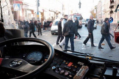 Соратники депутата Білика, якого обшукують у Чернівцях, перекрили вулицю Головну (ФОТО)