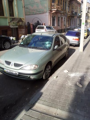 У центрі Чернівців з будинку впала штукатурка і побила лобове скло автомобіля (ФОТО)