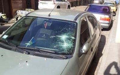 У центрі Чернівців з будинку впала штукатурка і побила лобове скло автомобіля (ФОТО)
