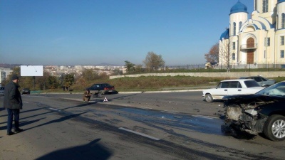 На вулиці Воробкевича в Чернівцях зіткнулись дві іномарки (ФОТО)