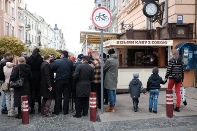 У Чернівцях протестували проти кафе, яке начебто руйнує історичну будівлю (ФОТО)