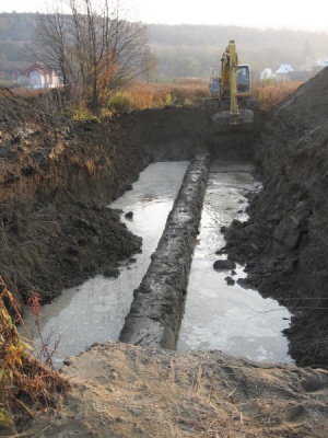 Як ремонтують трубопровід на водогоні "Дністер-Чернівці" (ФОТО)