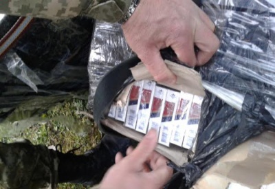 На Буковині юнак намагався переправити до Румунії 12 ящиків цигарок