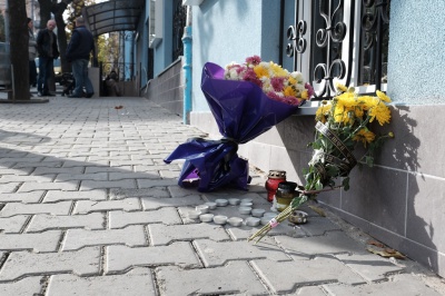 Чернівчани несуть квіти до румунського консульства: висловлюють співчуття загиблим у нічному клубі (ФОТО)