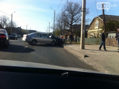 На вулиці Винниченка в Чернівцях зіткнулись два легковики (ФОТО)