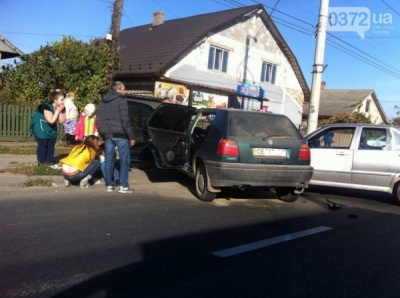 На вулиці Винниченка в Чернівцях зіткнулись два легковики (ФОТО)