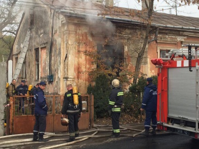 На вулиці Каспрука в Чернівцях горів особняк. Загинула одна людина (ФОТО)