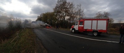 З’явилося відео пожежі "Мерседеса", що згорів на Буковині