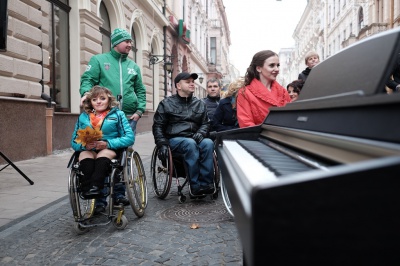 У Чернівцях жінки на візках співали для учасників АТО (ФОТО)