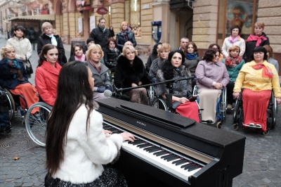 У Чернівцях жінки на візках співали для учасників АТО (ФОТО)