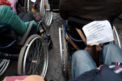 У Чернівцях жінки на візках співали для учасників АТО (ФОТО)