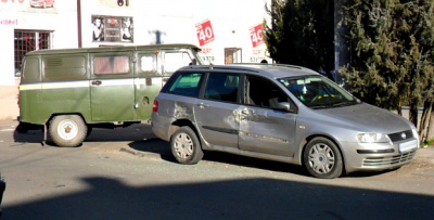 На Буковині іноземне авто зіткнулося з мікроавтобусом "Укрпошти" (ФОТО)