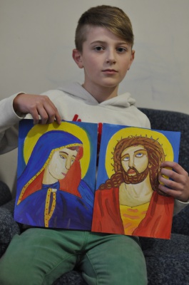 Десятирічний школяр з Чернівців намалював понад півсотні ікон