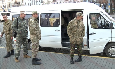 Проголосували - і назад у Крим. Бійці "Правого сектору" з Чернівців відправились на блокаду півострова (ФОТО)