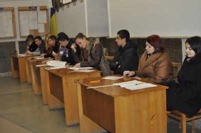 На дільниці у центрі Чернівців проголосувало менше половини виборців (ФОТО)