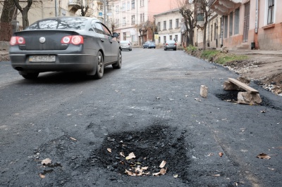 Вулицю Хмельницького в Чернівцях заасфальтували (ФОТО)