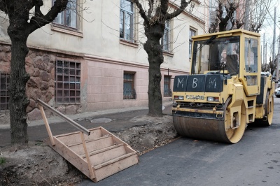 Вулицю Хмельницького в Чернівцях заасфальтували (ФОТО)