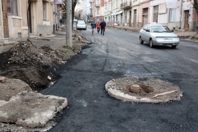 Вулицю Хмельницького в Чернівцях заасфальтували (ФОТО)