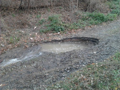 На вулиці Хмельницького в Чернівцях прорвало трубу: від ночі по дорозі стікає вода (ФОТО)