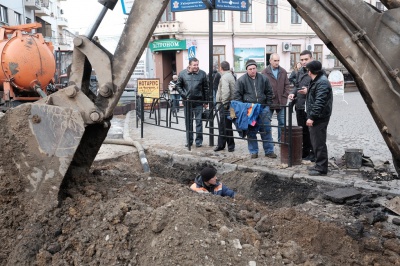 Біля кінотеатру "Чернівці" прорвало трубу - центр міста без води (ФОТО)