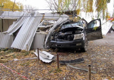 У Кам‘янці-Подільському джип вилетів на зупинку: є жертви (ФОТО)