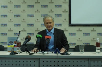 Юрій Костенко презентував у Чернівцях книгу про ядерне роззброєння України (ВІДЕО)