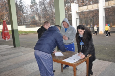 Кандидати до нової поліції Чернівців здають нормативи на стадіоні (ФОТО)