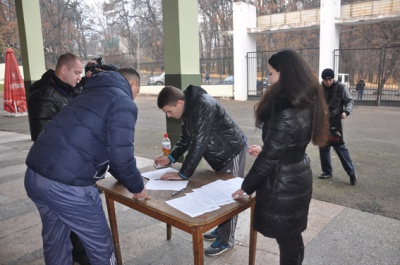 Кандидати до нової поліції Чернівців здають нормативи на стадіоні (ФОТО)