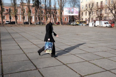 Чернівчани просять міську владу поміняти покриття на Соборній площі (ФОТО)