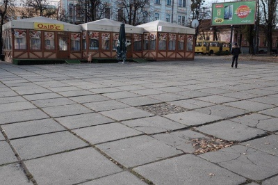 Чернівчани просять міську владу поміняти покриття на Соборній площі (ФОТО)