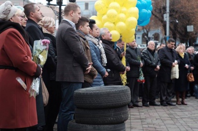 На Центральну площу принесли шини. Чернівчани відзначають річницю Євромайдану (ФОТО)