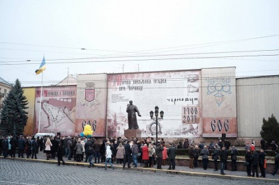 На Центральну площу принесли шини. Чернівчани відзначають річницю Євромайдану (ФОТО)