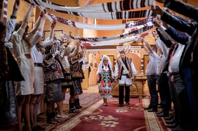 Буковинська пара відсвяткувала весілля по-гуцульськи (ФОТО)