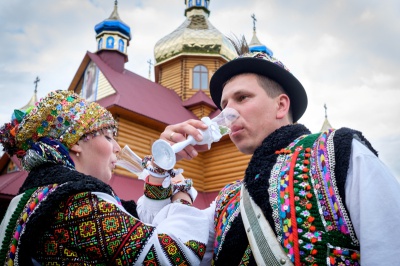 Буковинська пара відсвяткувала весілля по-гуцульськи (ФОТО)