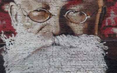 На фасаді будинку в центрі Києва намалювали величезний портрет Михайла Грушевського