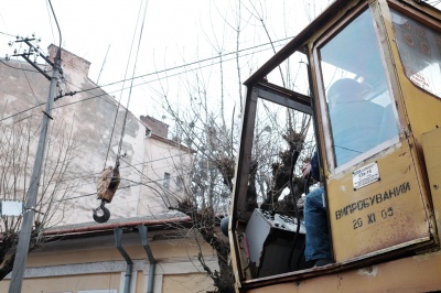 На вулиці Богдана Хмельницького в Чернівцях встановлюють електроопори (ФОТО)