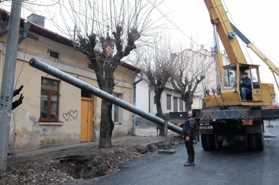 На вулиці Богдана Хмельницького в Чернівцях встановлюють електроопори (ФОТО)