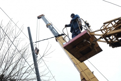 На вулиці Богдана Хмельницького в Чернівцях встановлюють електроопори (ФОТО)