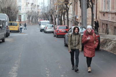 На вулиці Богдана Хмельницького в Чернівцях встановлюють електроопори (ФОТО)