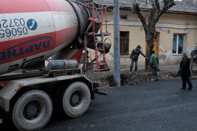 На вулиці Богдана Хмельницького в Чернівцях встановлюють електроопори (ФОТО)