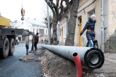 На вулиці Богдана Хмельницького в Чернівцях встановлюють електроопори (ФОТО)