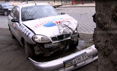 У Чернівцях автомобіль таксі врізався в дерево (ФОТО)