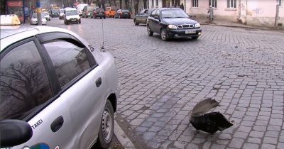 У Чернівцях автомобіль таксі врізався в дерево (ФОТО)