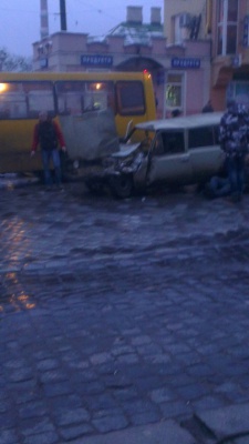 Легковик і маршрутка зіткнулись поблизу залізничного вокзалу в Чернівцях (ФОТО)