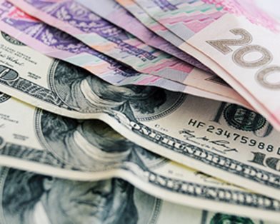 НБУ знизив офіційний курс гривні по відношенню до долара майже на 70 копійок