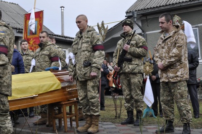 На Буковині поховали кіборга, який захищав Донецький аеропорт (ФОТО)