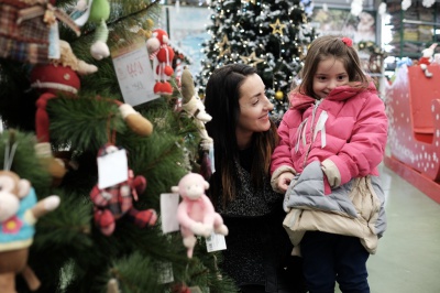 Іграшки з дерева і скла: чим супермаркети Чернівців пропонують прикрасити ялинку на Новий рік