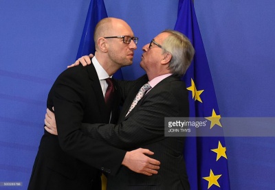 Мережу підірвало фото, де Яценюк цілується з Головою Єврокомісії (ФОТО)