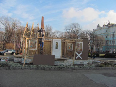 Свято наближається: у Чернівцях монтують будиночок Діда Мороза (ФОТО)